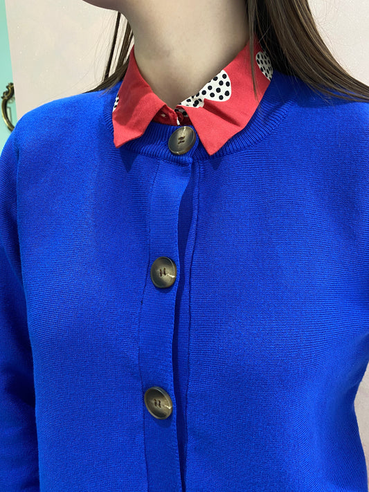 Cardigan blu in maglia con bottoni grandi