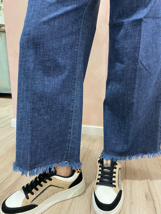 Jeans sfrangiato ampio alla caviglia in light Denim