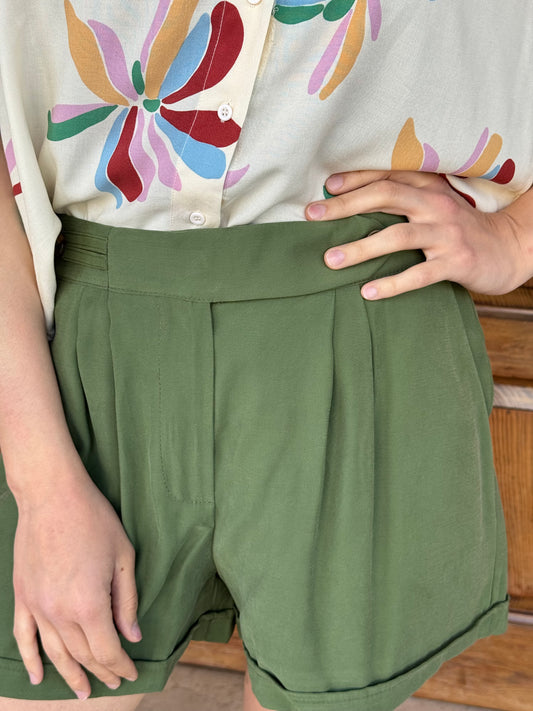 Shorts Fluido Lokita – Tencel con Pinces e Risvolto Verde