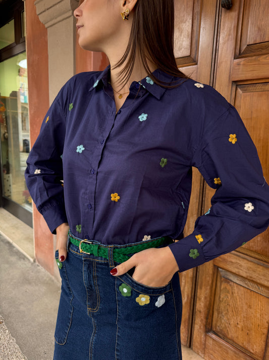 Camicia blu in cotone con fiorellini ricamati