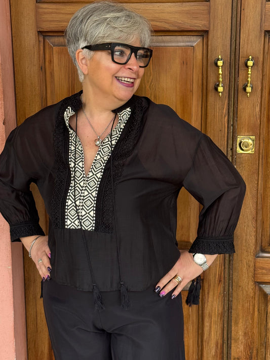 Blusa Lokita – Ricamo Scollo Coreano, Tencel e Voile