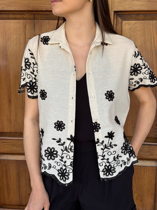 Camicia Ricamata Lokita – Manica Corta Fiori su Fondo Écru
