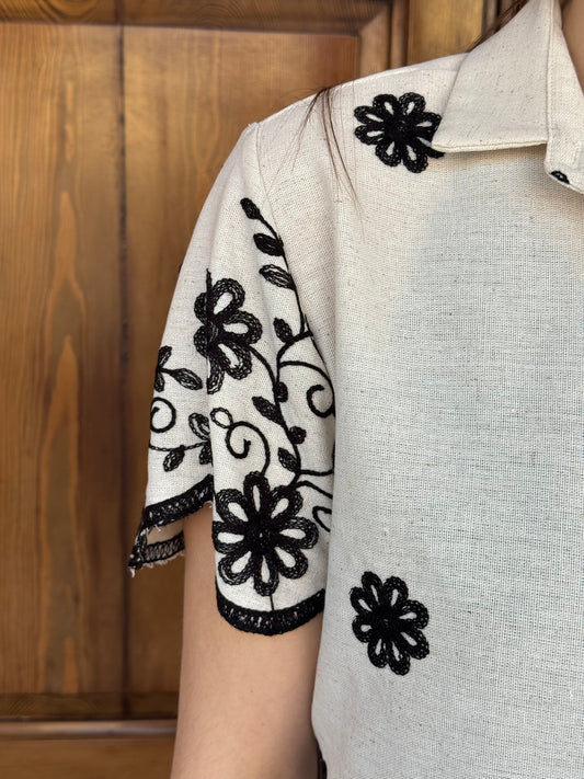 Camicia Ricamata Lokita – Manica Corta Fiori su Fondo Écru
